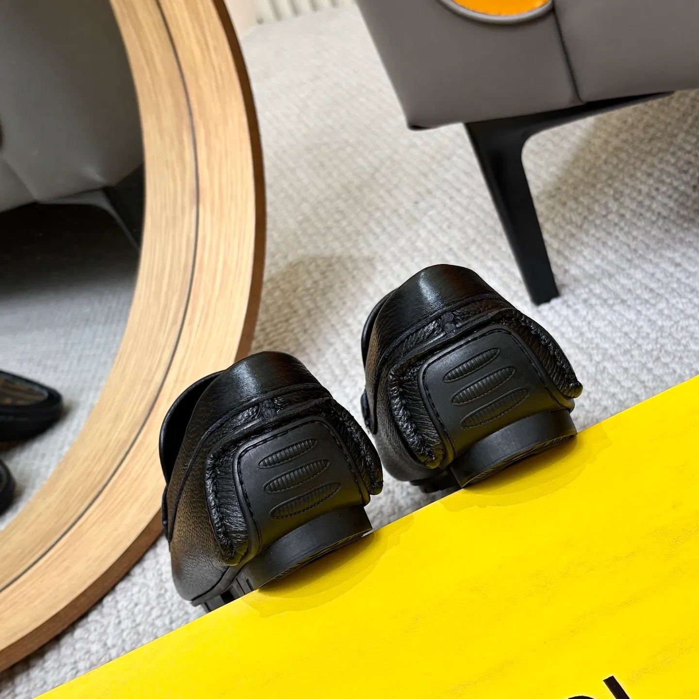 Men's shoes 💰420 [FENDI Fendi] 2⃣️0⃣️2⃣️5️⃣New Milan men's fashion lazy catwalk style ✅ fashionable casual beanie shoes, imported calfskin fabric, super smooth texture, sweat-absorbent and breathable, (sheepskin lining). Metal LOGO on the shoe body, Medusa avatar, irregular avatar, high-end craftsmanship logo✅ French Loft set foot design style 👟Low-key and elegant, great on-foot effect... Men's shoe size: 38-46 (4-12)